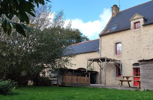 La Vraie-Croix House | Large gîte 15 pers. with private pond, nature & quiet 20 min from Morbihan beaches