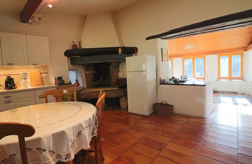 Beaumont House | Large gîte with character, nature, close to river swimming