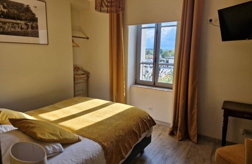 Briare Bed & Breakfast | Large Gîte with Parking and Pets Allowed