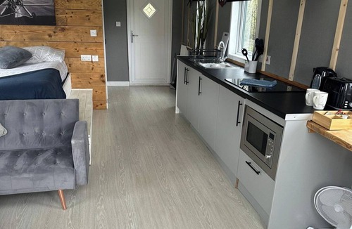 Llanfair Caereinion Cabin | Large Glamping Hut - Riverview 13