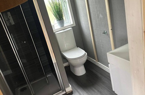 Llanfair Caereinion Cabin | Large Glamping Hut - Riverview 13