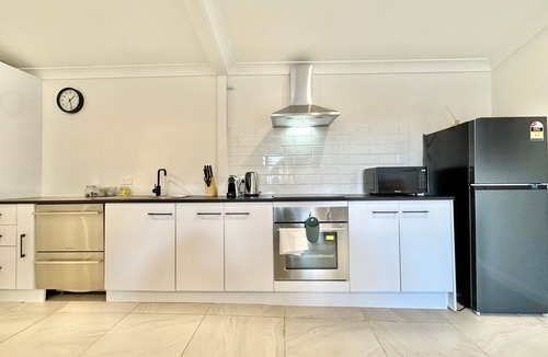 Belmont Apartment | Large Granny Flat Easy Access to CBD & Bayside