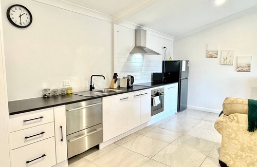 Belmont Apartment | Large Granny Flat Easy Access to CBD & Bayside