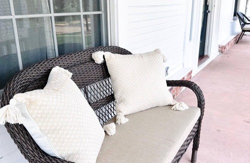 Waco House | Large Group Space - King Beds -Firepit - Rose Haven, King Beds -Minutes to Magnolia -Large Group Spa.