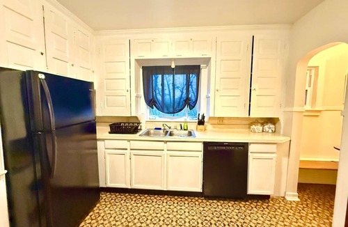 Eastside House | Large Group Stay Near Syracuse University & Dome