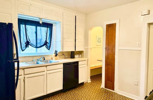 Eastside House | Large Group Stay Near Syracuse University & Dome