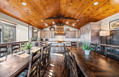 Chalet Village Cabin | large groups | mtn view | hot tub | pool table | theater | 12 suites | LL