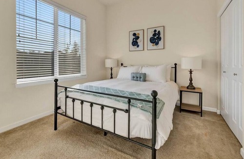 Martha Lake House | Large Groups | Shop, Dine, Relax | Prime Location!