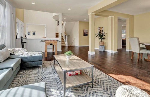 Martha Lake House | Large Groups | Shop, Dine, Relax | Prime Location!
