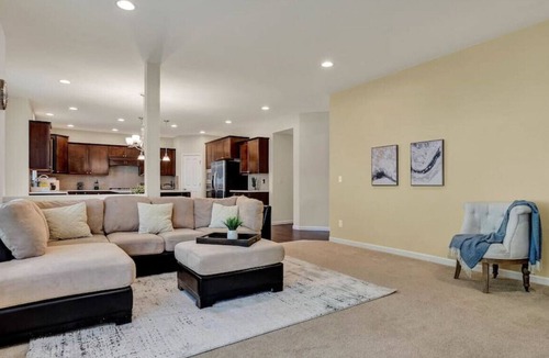 Martha Lake House | Large Groups | Shop, Dine, Relax | Prime Location!