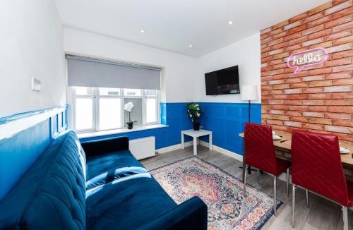 Reading House | Large Groups Stays 12 Beds Whole Building