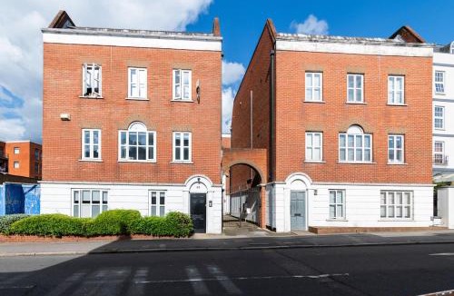 Reading House | Large Groups Stays 12 Beds Whole Building