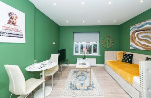 Reading House | Large Groups Stays 12 Beds Whole Building