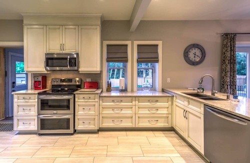 Port Weller West House | Large Heritage Villa with pool central location