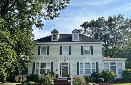 Reidsville House | Large Historic 4 BR Home with 2 Acres & Pool in Reidsville