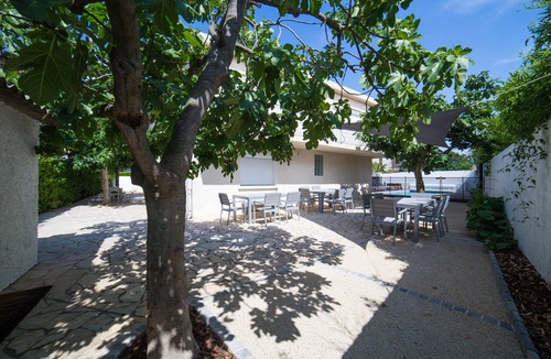 Perols Villa | Large holiday home with pool just steps from the beach