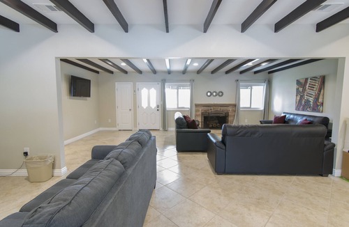 Anaheim Colony Historic District House | Large home by disneyland, convention, beach, stadium. Anaheim ice rink