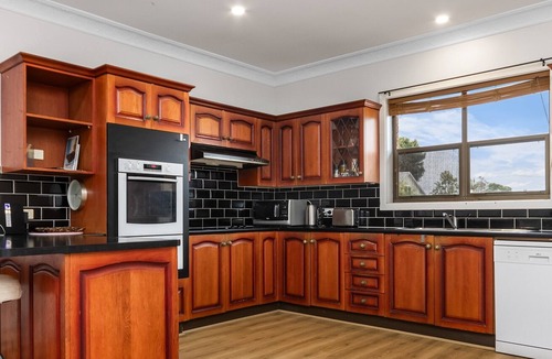 Waratah West House | Large Home in Waratah