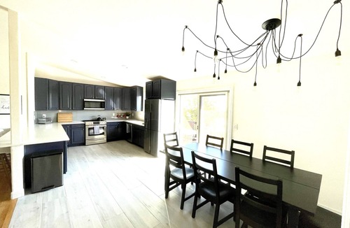 Berkley House | Large Home + Sleeps 20 + Hot Tub + Backyard Oasis + Optional add-on CABOOSE