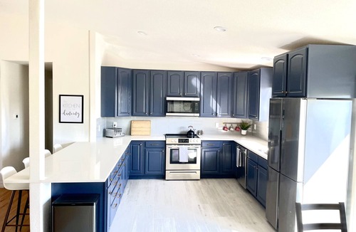 Berkley House | Large Home + Sleeps 20 + Hot Tub + Backyard Oasis + Optional add-on CABOOSE