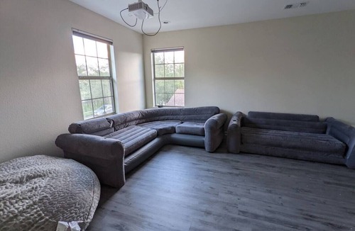 Southeast Houston House | Large Home! Theater + Ambient Living Room Near NRG.