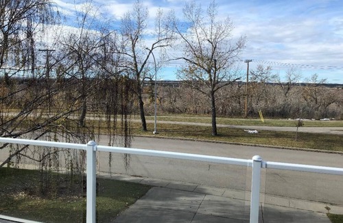 Parkland House | Large Home with park and mountain views