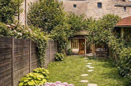 Tournus House | Large house historic center Tournus - Walled garden - 12 people - Near A6