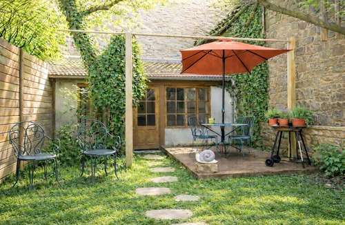 Tournus House | Large house historic center Tournus - Walled garden - 12 people - Near A6