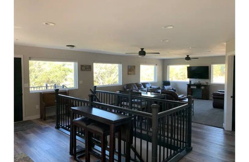 Crofton House | Large House on Lewis and Clark Lake
