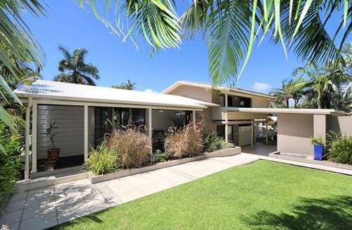 Bargara House | Large House only 50m from beach