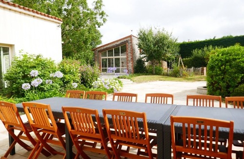 Sainte-Florence Villa | Large House, sleeps 20, 20 minutes Puy du Fou, indoor pool, spa, sauna
