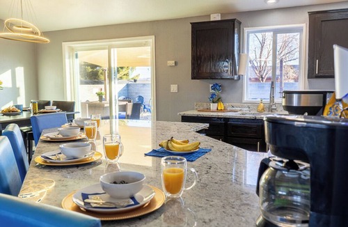 Page House | Large house w custom murals/2 Kings/Fun backyard/Games/Grill/Dogs OK/Boat parkin