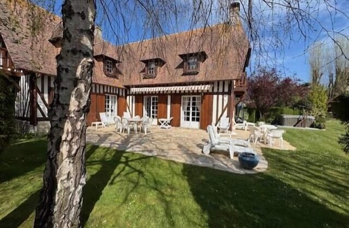 Tourgeville House | Large house with a green garden
