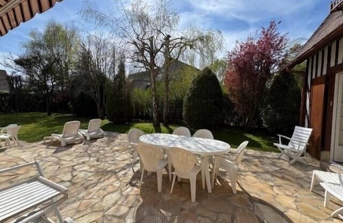 Tourgeville House | Large house with a green garden