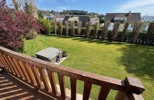 Tourgeville House | Large house with a green garden