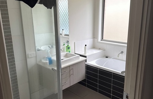 Pimpama House | Large house with big room looking for lodger