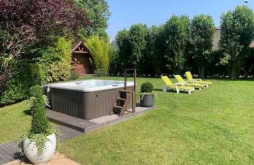 Tourgeville House | Large house with green garden