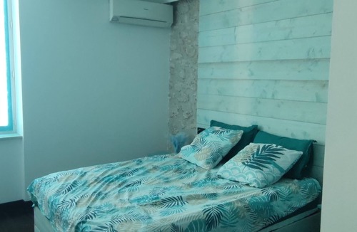 Laplume House | Large house with terrace