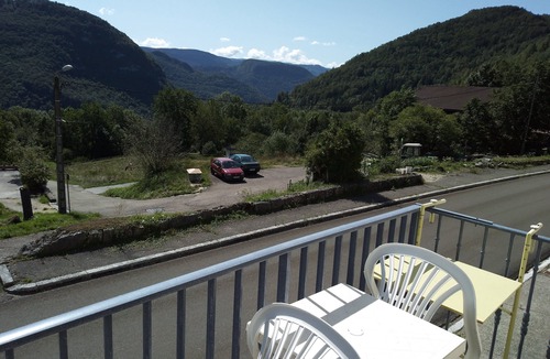 Saint-Claude House | Large independent apartment