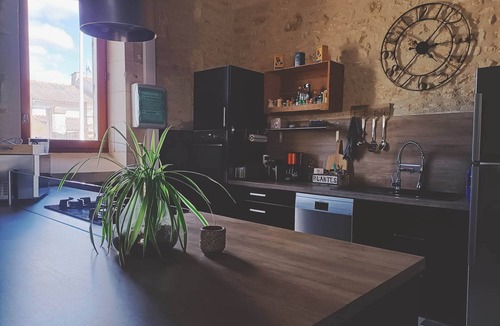 Cisse House | Large indus loft in old wine storehouse, 15 mn from Futuroscope, swimming pool