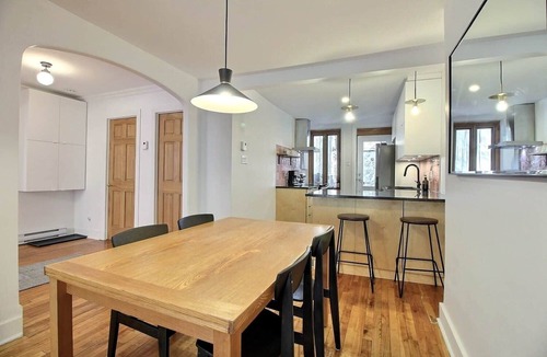 Haute-Ville Apartment | Large kitchen & 2 cozy bedrooms above a cafe