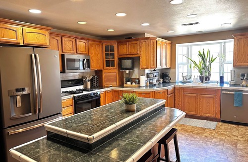 Medford House | Large kitchen! Quiet Cul-de-sac!