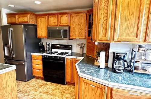 Medford House | Large kitchen! Quiet Cul-de-sac!