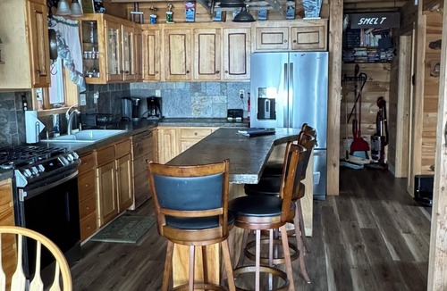 Pittsburg Cabin | Large lake front cabin with mountain views!