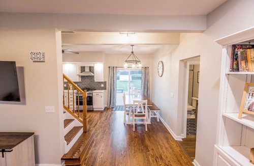 North East Other | Large Lakeside Farmhouse Vineyard Escape in the heart of wine country!