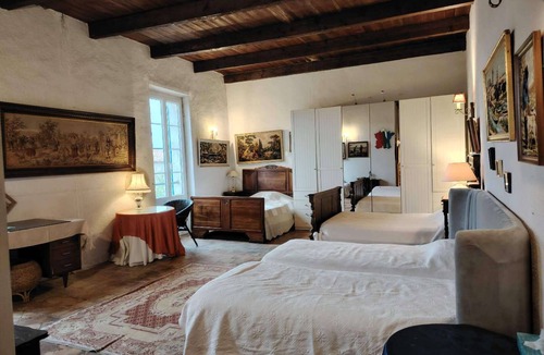 Salleles-d'Aude Hotel | Large Les Volets Bleus 45M2 studio with kitchenette along the canal