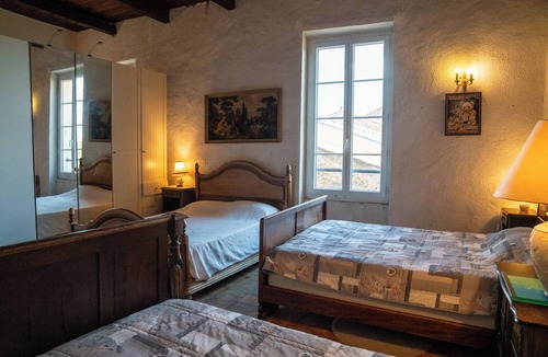 Salleles-d'Aude Hotel | Large Les Volets Bleus 45M2 studio with kitchenette along the canal