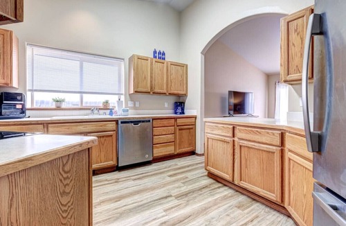 Tri-Cities House | Large Living Space, Private Garage & Yard #2121