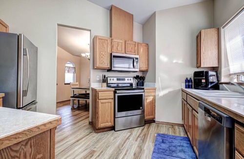 Tri-Cities House | Large Living Space, Private Garage & Yard #2121