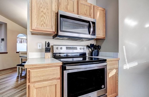 Tri-Cities House | Large Living Space, Private Garage & Yard #2121